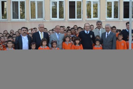 Hayırseverlerden öğrencilere ayakkabı yardımı