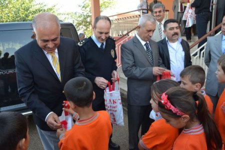 Hayırseverlerden öğrencilere ayakkabı yardımı