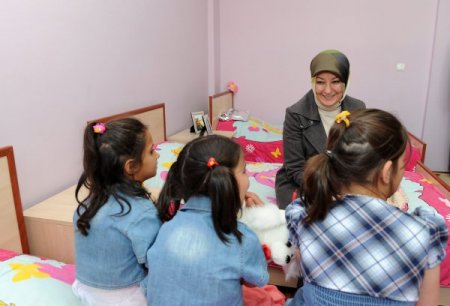Hayrünnisa Gül, Ağrı Sevgi Evleri'nde Çocuklarla Buluştu