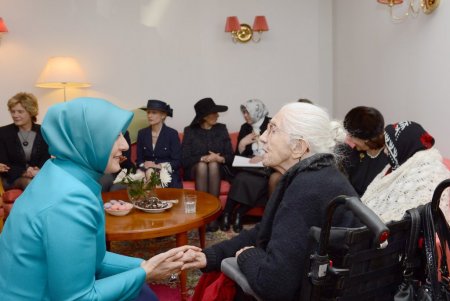 Hayrünnisa Gül, bakımevindeki Türk yaşlılara lokum ikram etti