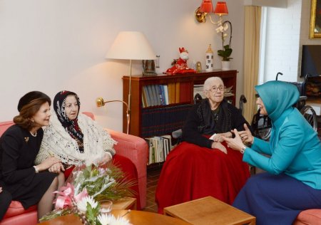 Hayrünnisa Gül, bakımevindeki Türk yaşlılara lokum ikram etti