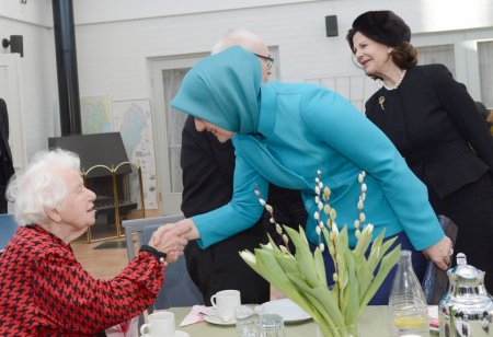 Hayrünnisa Gül, bakımevindeki Türk yaşlılara lokum ikram etti