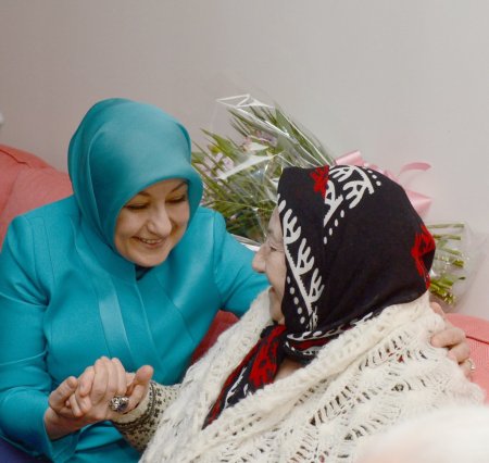 Hayrünnisa Gül, bakımevindeki Türk yaşlılara lokum ikram etti