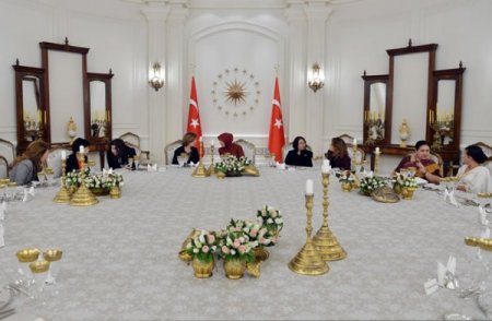 Hayrünnisa Gül, büyükelçi eşlerini Çankaya Köşkü’nde ağırladı