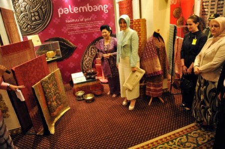 Hayrünnisa Gül, Endonezya Liderinin Eşi Yudhoyono İle El Sanatları Sergisi Gezdi