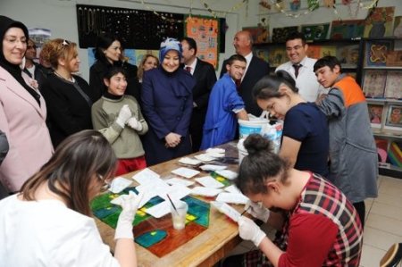 Hayrünnisa Gül, engelli çocuklar okulunu ziyaret etti
