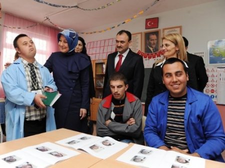 Hayrünnisa Gül, engelli çocuklar okulunu ziyaret etti