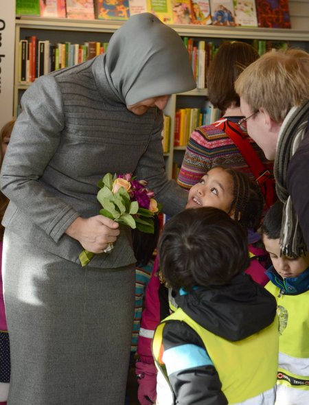 Hayrünnisa Gül, halk kütüphanesini ziyaret etti