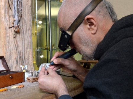 Hayrünnisa Gül, kehribar ustalarını izledi