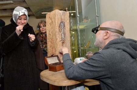 Hayrünnisa Gül, kehribar ustalarını izledi