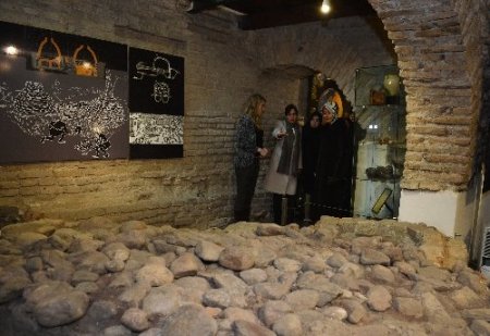 Hayrünnisa Gül, kehribar ustalarını izledi