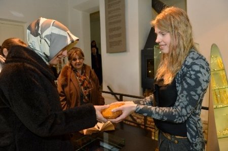 Hayrünnisa Gül, kehribar ustalarını izledi