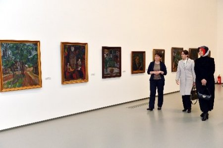 Hayrünnisa Gül, Litvanya Ulusal Sanat Galerisi’ndeki sergiyi gezdi