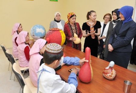 Hayrünnisa Gül, Türkmen halılarını inceledi