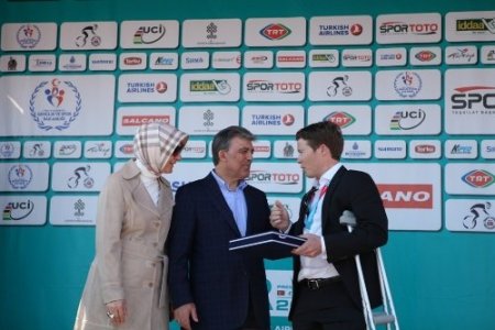 Hayrunnisa Gül'den Novo Nordisk takımına plaket