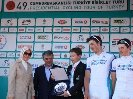 Hayrunnisa Gül'den Novo Nordisk takımına plaket