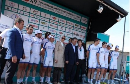 Hayrunnisa Gül'den Novo Nordisk takımına plaket