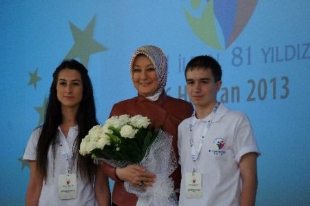 Hayrünnisa Gül'ün dört yıl önce diktiği fidan çiçek açtı, meyve vermeye başladı