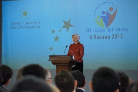 Hayrünnisa Gül'ün dört yıl önce diktiği fidan çiçek açtı, meyve vermeye başladı