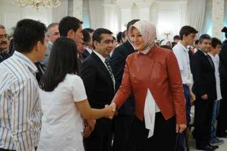 Hayrünnisa Gül'ün dört yıl önce diktiği fidan çiçek açtı, meyve vermeye başladı