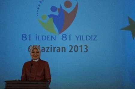 Hayrünnisa Gül'ün dört yıl önce diktiği fidan çiçek açtı, meyve vermeye başladı