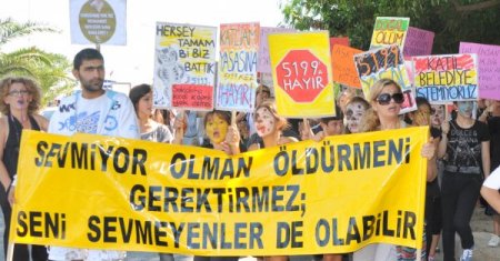 Hayvan severler, kedi, köpekle yürüyüp düdük çaldı