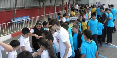 Hayvan sevgisi okulu hayvanat bahçesine çevirdi