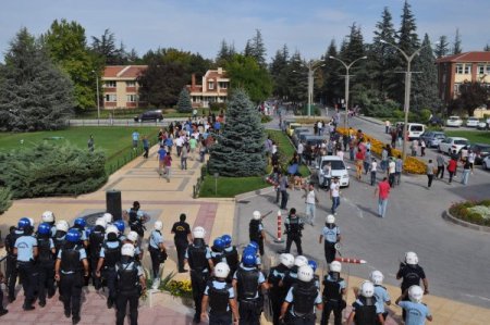 Hazırlık öğrencilerinin eyleminde arbede