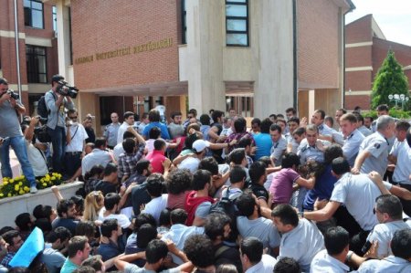 Hazırlık öğrencilerinin eyleminde arbede