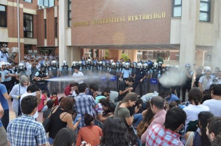 Hazırlık öğrencilerinin eyleminde arbede