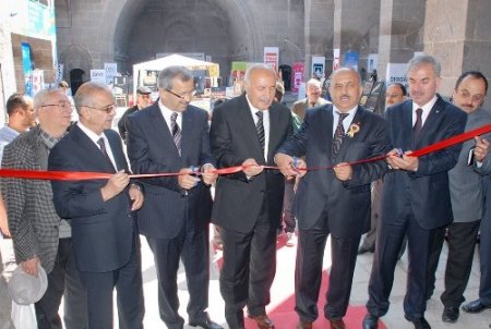 'Hediyemiz, evdeki işyerindeki süs eşyamız kitap olsun'