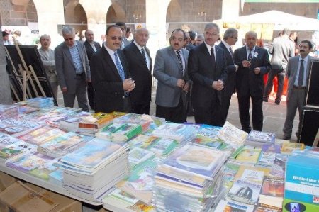 'Hediyemiz, evdeki işyerindeki süs eşyamız kitap olsun'