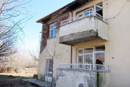 Hekimler yerleşmeyince lojman harabeye döndü