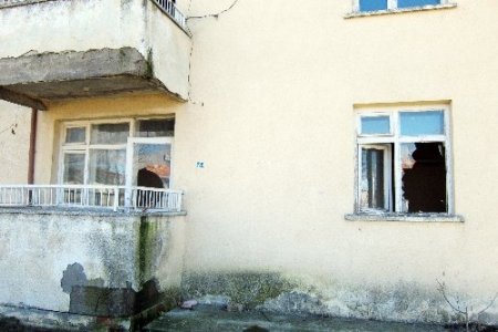 Hekimler yerleşmeyince lojman harabeye döndü