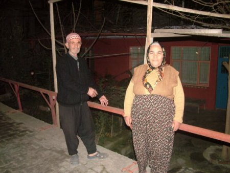 Hem Alkollü, Hem Ehliyetsiz Sürücü Evin Bahçesine Uçtu (özel)