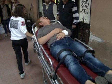 Hem çantasını gasp etti hem bıçakladı