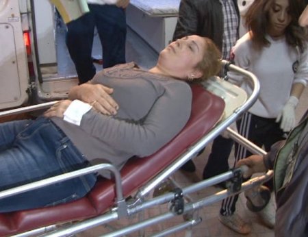 Hem çantasını gasp etti hem bıçakladı