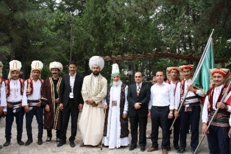 Hemşehrileri Akşemseddin Hazretleri'ni İstanbul’a dualarla uğurladı