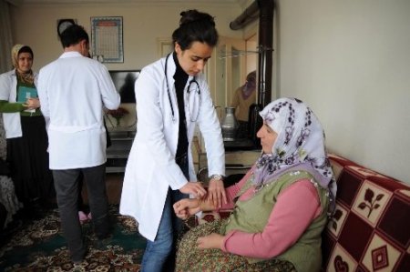 Hemşirelik öğrencileri ders için halka sağlığı anlatıyor