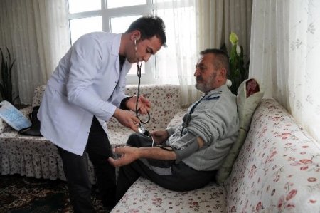 Hemşirelik öğrencileri ders için halka sağlığı anlatıyor