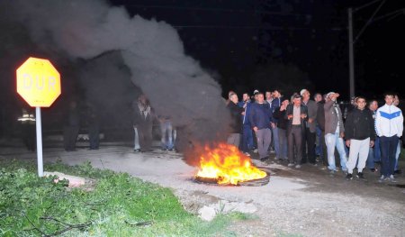 Hemzemin geçit kapatılınca köylüler tren yolunu işgal etti