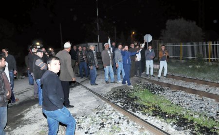Hemzemin geçit kapatılınca köylüler tren yolunu işgal etti