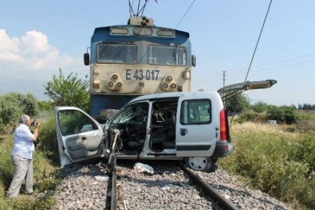 Hemzemin geçitte kaza: 3 yaralı