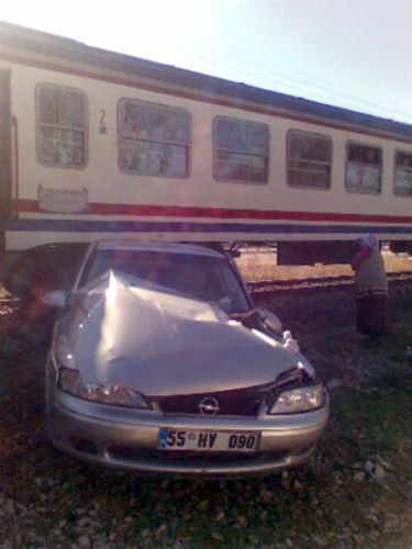 Hemzemin Geçitten Geçen Otomobile Tren Çarptı: 1'i Ağır 3 Kişi Yaralandı