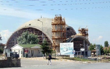 Hendek'te 5 bin kişilik caminin kubbe inşaatı tamamlandı