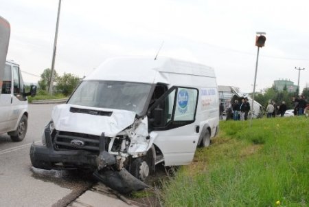 Hendek'te trafik kazası: 1 ölü, 2 yaralı