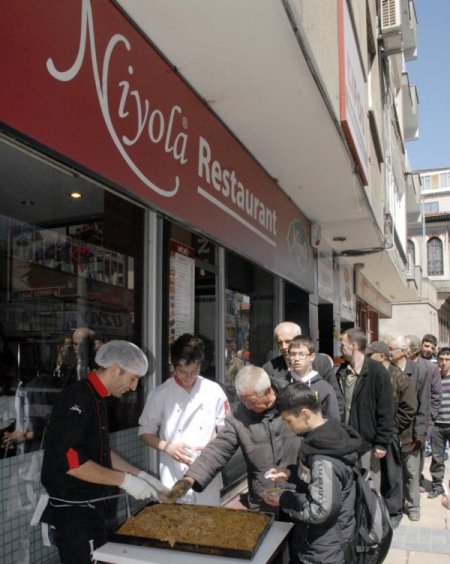 Her Cuma 2 Bin Kişiye İrmik Helvası İkram Ediyor