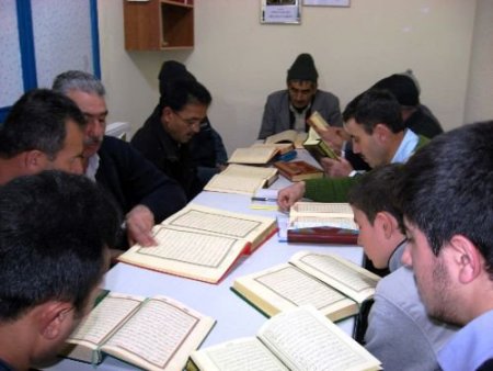 Her Gün İki Saatlerini Kur'an Ve İlmihal Öğrenerek Geçiriyorlar