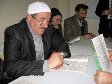 Her Gün İki Saatlerini Kur'an Ve İlmihal Öğrenerek Geçiriyorlar