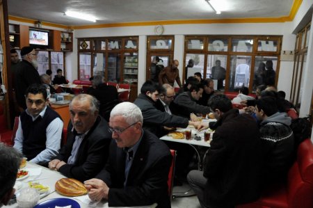 Her hafta cuma günü öğrencilere kahvaltı veriyorlar